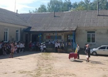 Фото: гімназія у селі Чугалівськ, яку реорганізували в початкову школу