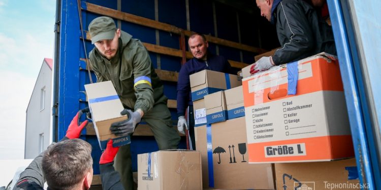 Чоловіки вантажать фуру допомоги військовим на Схід
Фото: Тернопільська міська рада