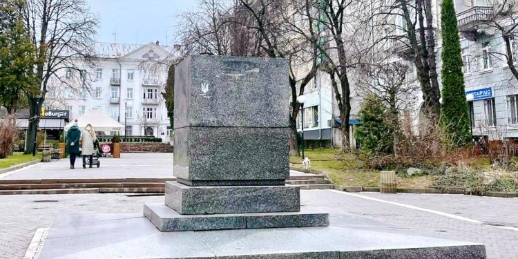 Демонтований пам'ятник Пушкіну в Тернополі// Фото: Файне місто