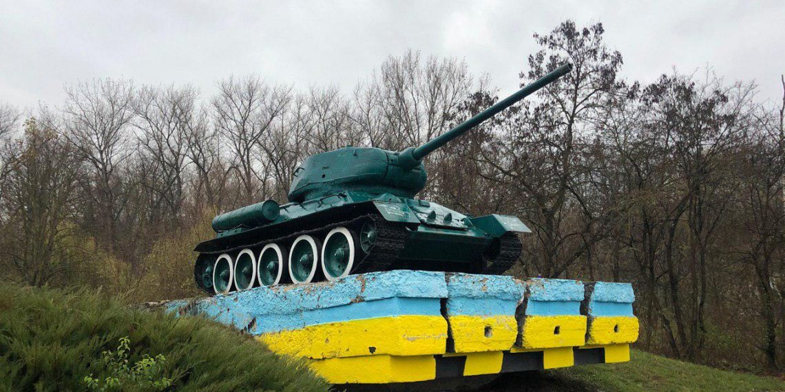 Танк у Чорткові. Фото: Вікіпедія