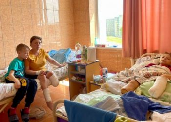 Наталя з дітьми-двійнятами, які вижили після ракетного обстрілу у Краматорську. Фото: Перше медичне об'єднання Львова