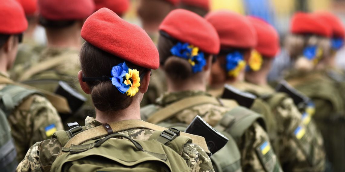Жінки-захисниці нарівні з чоловіками боронять спокій в Україні// Джерело: facebook.com/olenazelenska.official