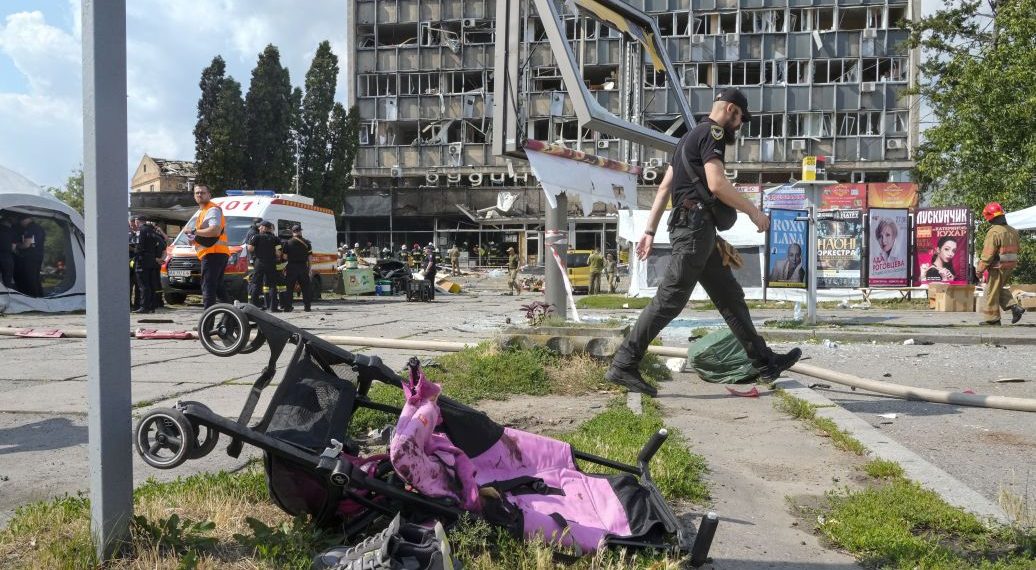 Наслідки ракетного удару по Вінниці//Фото: Associated Press