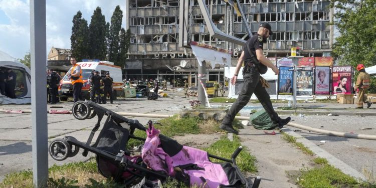 Наслідки ракетного удару по Вінниці//Фото: Associated Press