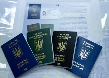 Закордонні паспорти// Фото ілюстративне з мережі Інтернет