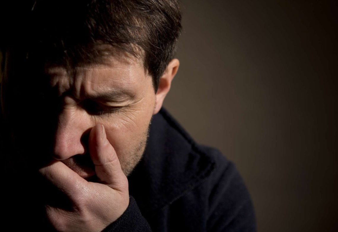 К чему снится бывший парень. Парень плачет в подушку. Грустный человек в кровати. Сонник бывший парень приснился. Сон бывший парень плачет.