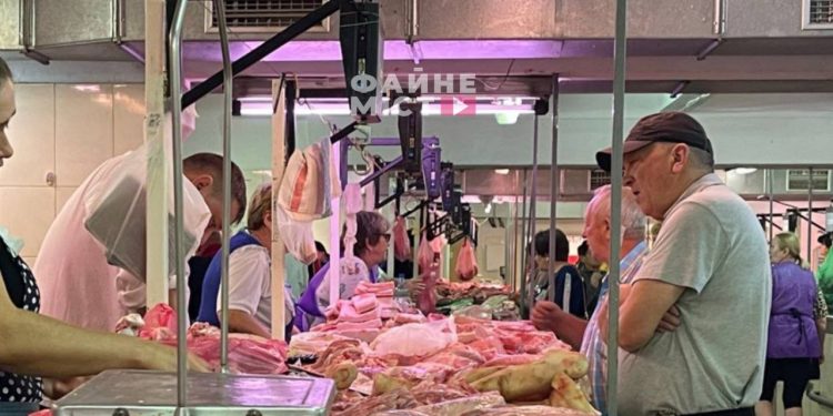 М'ясо на тернопільському ринку// Фото: Файне місто