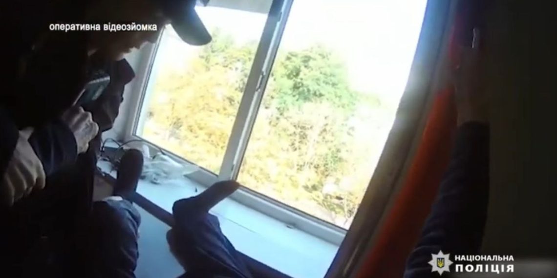 Спроба суїциду в Тернополі // Скріншот з відео Нацполіції Тернопільщини