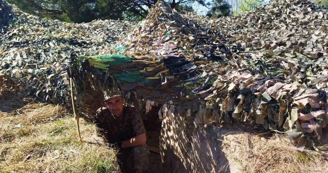 Військовий на передовій під "тернопільською" сіткою // Фото: Андрій Буда