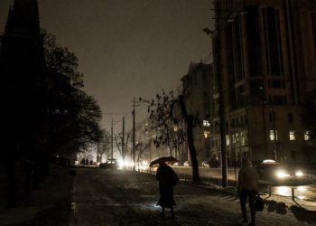 epa10337020 People walk on the street while the lights are switched off in Kyiv, Ukraine, 29 November 2022. Russian troops on 24 February entered Ukrainian territory, starting a conflict that has provoked destruction and a humanitarian crisis.  EPA-EFE/OLEG PETRASYUK