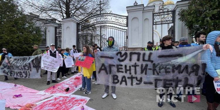 Мітинг 12 квітня біля церкви УПЦ МП у Тернополі // Фото: Файне місто