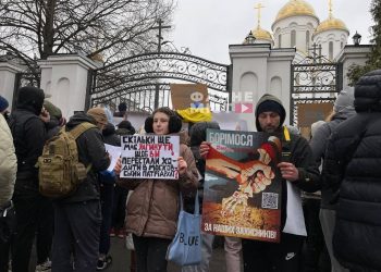 Протест біля собору УПЦ МП у Тернополі // Фото: Файне місто
