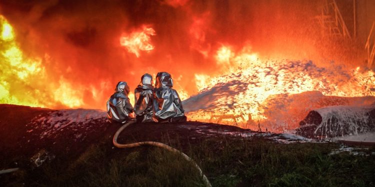 Пожежа після влучання "шахеда" і Тернополі // Фото: ГУ ДСНС Тернопільщини