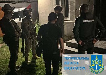 Зловмисники вимагали у жертви гроші, погрожуючи насильством