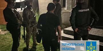 Зловмисники вимагали у жертви гроші, погрожуючи насильством