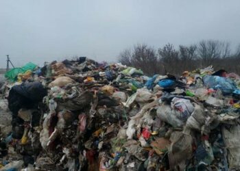 Земля забруднена відходами в Підволочиській громаді