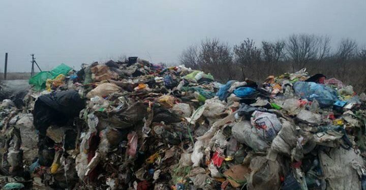Земля забруднена відходами в Підволочиській громаді