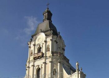 Унікальні куранти грають мелодію пам'яті в Микулинцях
